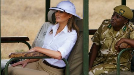 Melania Trump gây tranh cãi vì đội mũ “thực dân” trong chuyến công du tại châu Phi