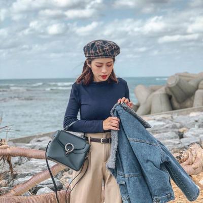 3 mẫu áo mỏng nhẹ, quá hoàn hảo cho tiết trời ai cũng than “nóng như mùa hè" này